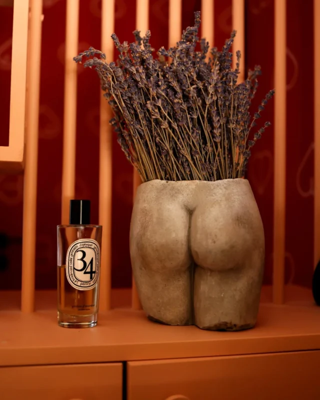 Ce vase qui aura tout vécu au studio 😅
Sauvé des flammes 🔥 
C'est mon objet préféré au studio et bien sûr je l'ai trouvé chez @bertrand_artisan_floral 👀
+ 
Le parfum d'intérieur "34" de chez @diptyque qui est juste sublime en parfum d'intérieur. 

#badassbody #vase #lavande #detail #déco #parfum #diptyque #salondemassage